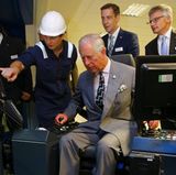 Zwei Joysticks und schon geht es los: Prinz Charles lenkt bei "MVV Energy" in Plymouth einen Kran.