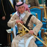 Auf Staatsbesuch in Saudi-Arabien, weiß Prinz Charles natürlich, wie er die Scheichs beeindrucken kann. In traditioneller Kleidung mit Schwert nimmt er an einem Kulturfest in der Hauptstadt Riad teil. Später hat er sogar noch bei einem Folkloretanz mitgetanzt.