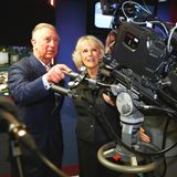 11. Februar 2014: Prinz Charles und Herzogin Camilla schauen sich in der British Broadcasting Corporation (BBC) in London um.