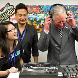 Prinz Charles besucht einen Workshop für Arbeitslose in Toronto und versucht sich dabei als DJ.