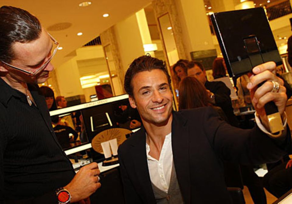 GALA Shopping Night: Schauspieler Stephan Luca bei Armani Cosmetics