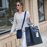 Die Schauspielerin Calista Flockhart scheint nach ihrem Einkauf bei Barneys in New York ganz zufrieden.