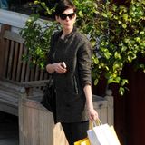 Mit Lederhose und leichtem Mantel ist Anne Hathaway auf Shoppingtour durch Los Angeles.