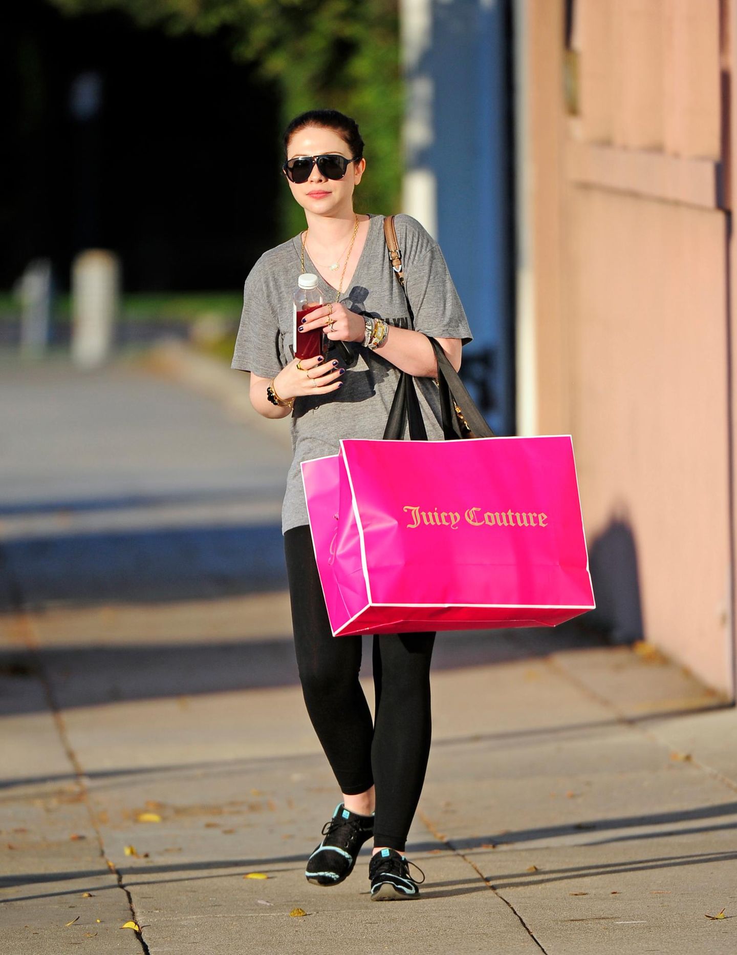 Michelle Trachtenberg geht in Beverly Hills shoppen und ist bei "Juicy Couture", einer kalifornischen Modemarke, fündig geworden.