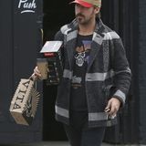Nach einer kleinen Shoppingeinheit ist Ryan Gosling mit einem "Coffee to go" auf dem Weg zu seinem Auto.