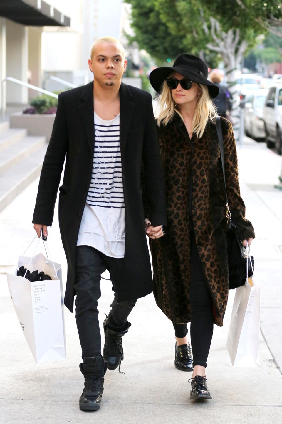 In Beverly Hills sind Ashlee Simpson und ihr Mann Evan Ross zusammen zum shoppen unterwegs. In Beverly Hills sind Ashlee Simpson und ihr Mann Evan Ross zusammen zum shoppen unterwegs.
