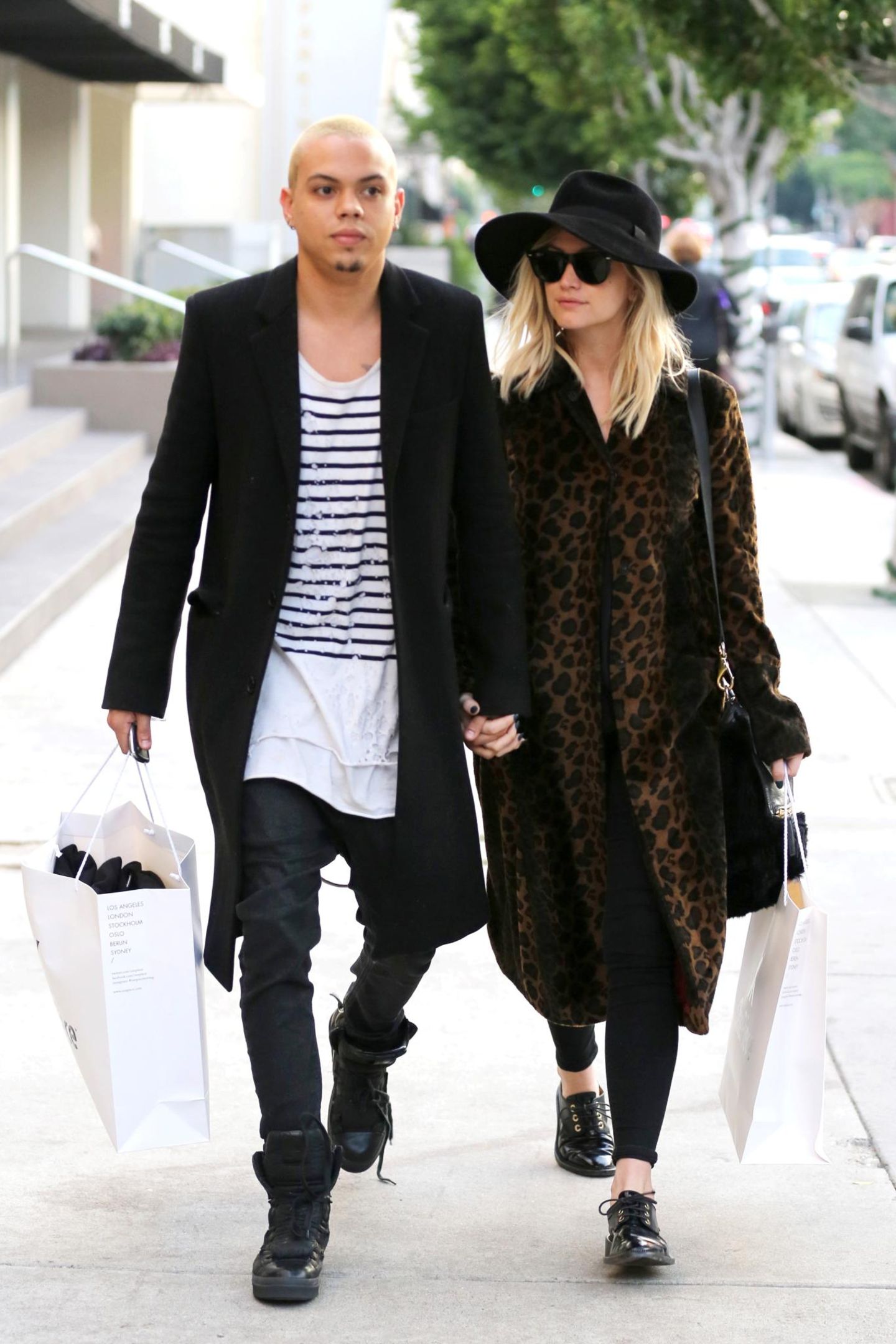 In Beverly Hills sind Ashlee Simpson und ihr Mann Evan Ross zusammen zum shoppen unterwegs.
