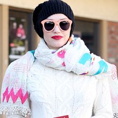Gegen die kalten Temperetaturen schützt sich Gwen Stefani mit einem gemusterten Schal, einer dicken Wollmütze und dem Kaschmirpullover "Narvik" der deutschen Designerin Iris von Arnim.