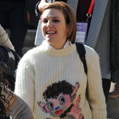 "Girls"-Star Lena Dunham hat ihren ganz eigenen Style. Und in ihren Kleiderschrank gehören offensichtlich auch kuschelige Wollpullover mit witzigen Kobold-Figuren.