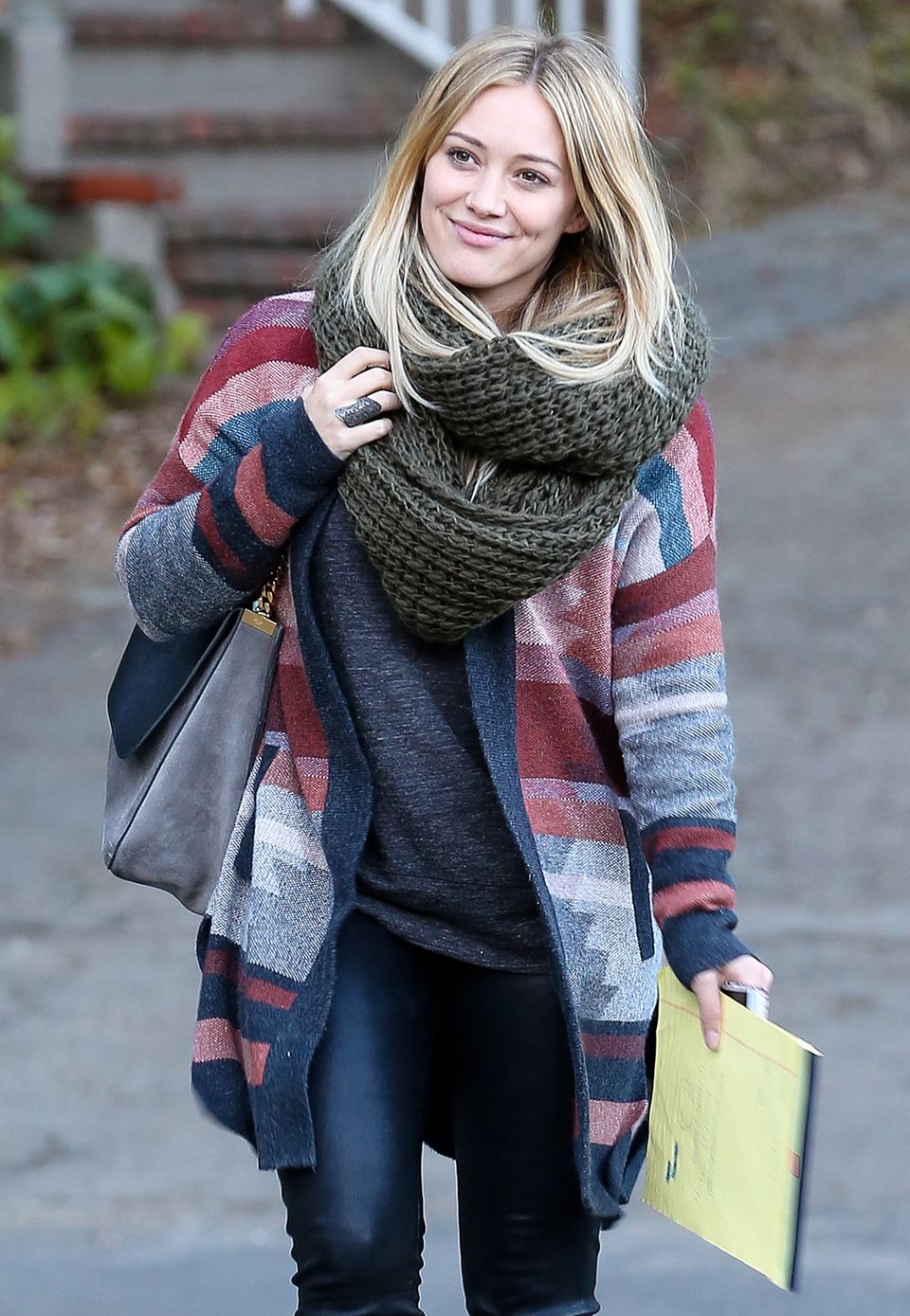 Hilary Duffs Antwort auf kalte Tage ist ein extra großer Loop-Schal, den sie sich gleich mehrfach um den Hals wickeln kann.
