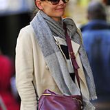 Katie Holmes spaziert mit einem grauen Wollschal durchs kühle New York.