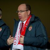 Bei einem Fußballspiel in Monaco wird es Fürst Albert ein wenig zu warm. Ist aber auch anstrengend dieses Mitfiebern.