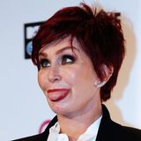 Sharon Osbourne schneidet auf dem roten Teppich Grimassen, während ...