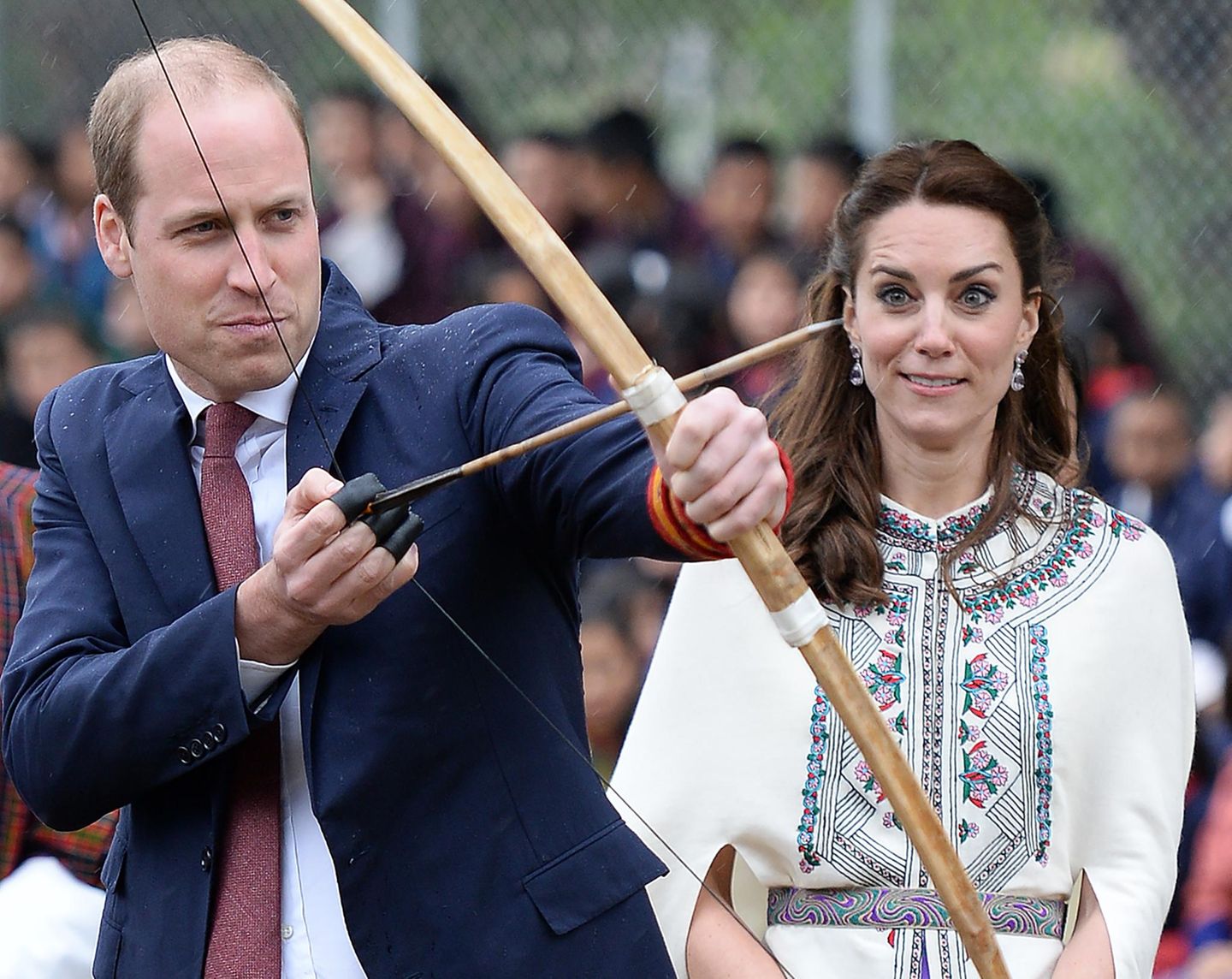 Ein bisschen scheint Herzogin Catherine sich über Prinz William und seine Technik beim Bogenschießen lustig zu machen.