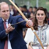 Ein bisschen scheint Herzogin Catherine sich über Prinz William und seine Technik beim Bogenschießen lustig zu machen.