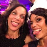 Rosario Dawson und ihre Mutter Isabel Celeste albern bei den "Critics' Choice Movie Awards" herum.