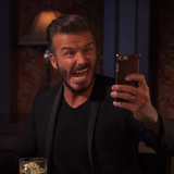 In der "Jimmy Kimmel" Liveshow fordert der Moderator, David Beckham auf, ein Selfie von sich zu machen. Wie immer gibt der Schauspieler sein Bestes, selbst wenn es um eine Grimasse geht.
