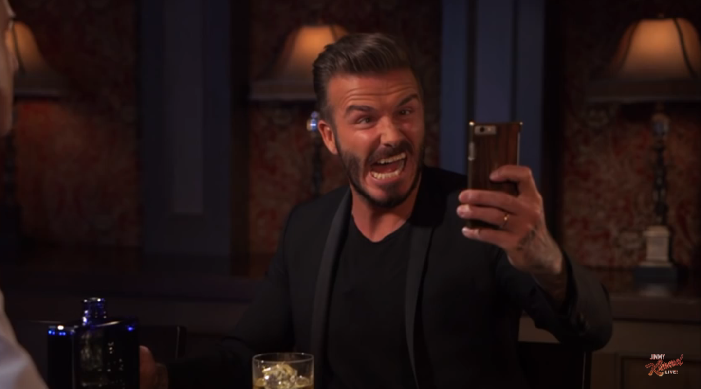 In der "Jimmy Kimmel" Liveshow fordert der Moderator, David Beckham auf, ein Selfie von sich zu machen. Wie immer gibt der Schauspieler sein Bestes, selbst wenn es um eine Grimasse geht.