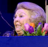 Prinzessin Beatrix sieht aus, als wenn ihr gerade Angst und Bange wird. Ob sie plötzlich gemerkt hat, dass sie ohne einen ihrer typischen Hüte unterwegs ist? Nein. Die niederländische Ex-Monarchin fiebert nur bei einem Turnier mit den Reitern im Springparcours.