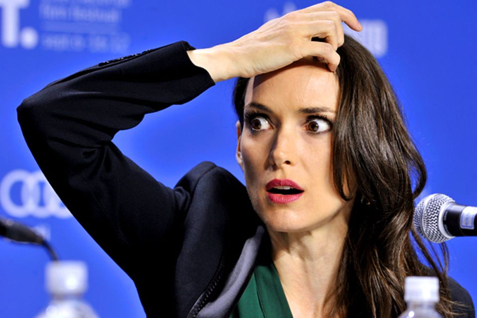 Toronto International Film Festival: Winona Ryder zeigt bei der "The Iceman"-Pressekonferenz ihr schönstes Grimassen-Repertoire. Toronto International Film Festival: Winona Ryder zeigt bei der "The Iceman"-Pressekonferenz ihr schönstes Grimassen-Repertoire.