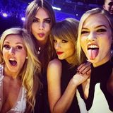 Februar 2015.  Grimassen-Alarm bei den "Brit Awards": Ellie Goulding, Cara Delevingne, Taylor Swift und Karlie Kloss feiern gemeinsam in London