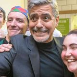 Wer hat hier Existenzängste? Mit dieser Grimasse sorgt George Clooney im "Social Bite", einem Obdachlosenheim in Edinburgh, für gute Laune. So ein Selfie hätte wohl jeder gern von ihm.