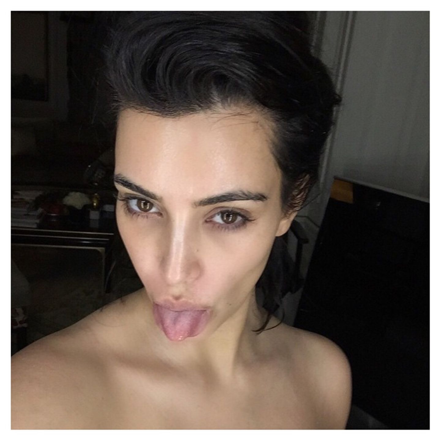 Mit diesem Foto möchte Kim Kardashian zeigen, dass sie nach einem langen Flug keine Lust mehr auf ihr anstehendes Fotoshooting hat.