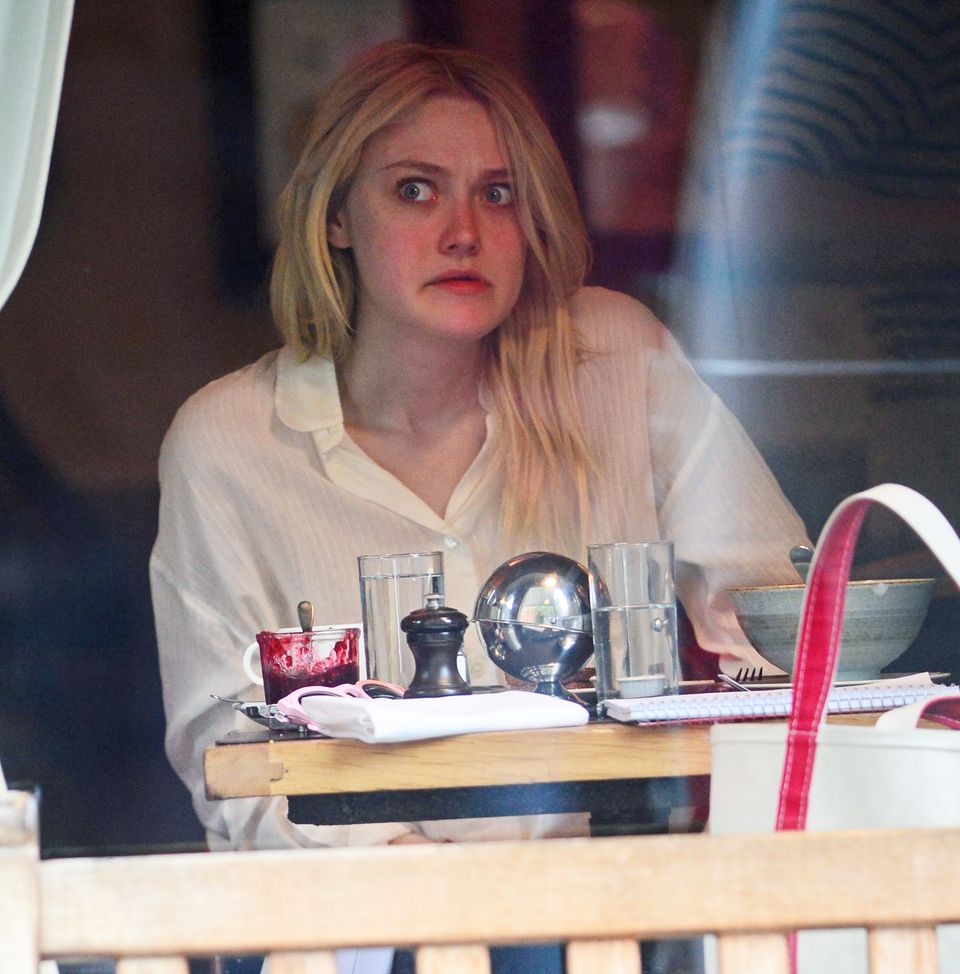 Ob es Dakota Fanning nicht schmeckt? Beim Mittagessen in einem Restaurant in New York City verzieht sie das Gesicht. Ob es Dakota Fanning nicht schmeckt? Beim Mittagessen in einem Restaurant in New York City verzieht sie das Gesicht.
