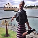 Kelly Osbourne posiert mit Zunge raus vor der Oper in Sydney und dankt ihren asutralischen Fans für den wunderbaren Aufenthalt in der Metropole.