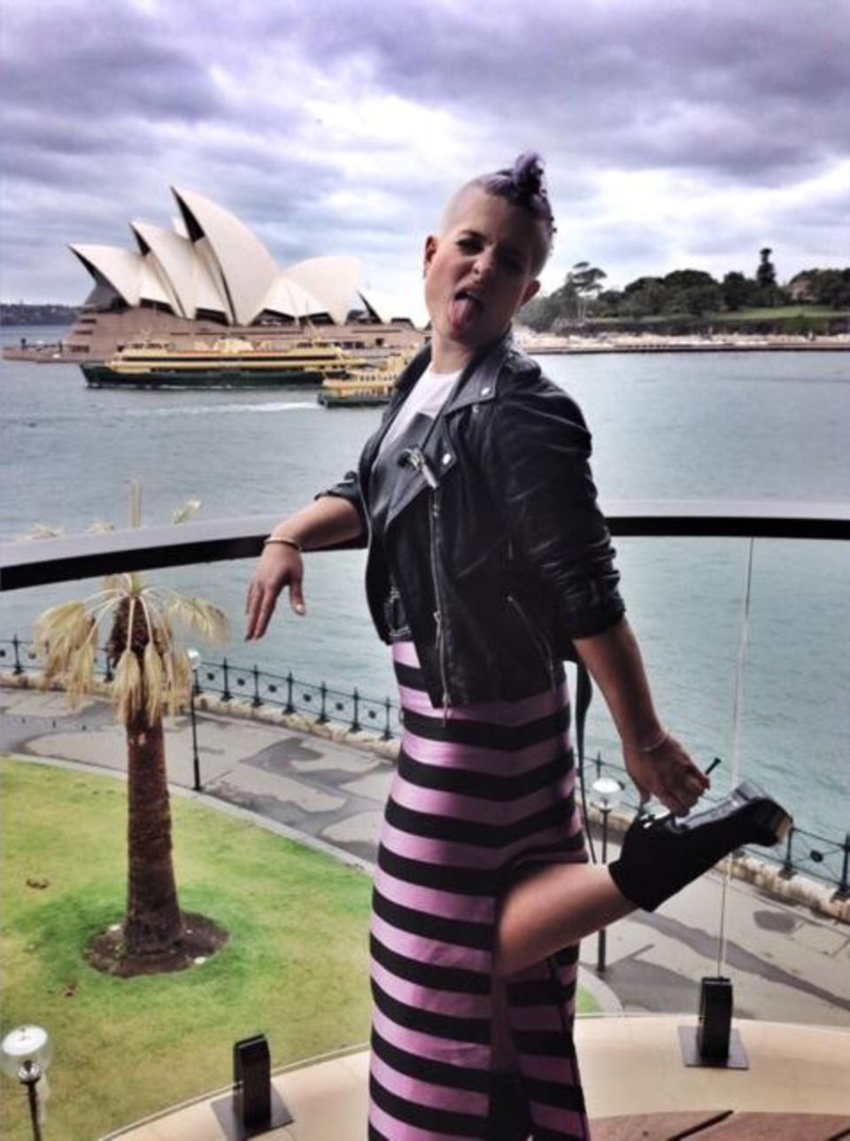 Kelly Osbourne posiert mit Zunge raus vor der Oper in Sydney und dankt ihren asutralischen Fans für den wunderbaren Aufenthalt in der Metropole. Kelly Osbourne posiert mit Zunge raus vor der Oper in Sydney und dankt ihren asutralischen Fans für den wunderbaren Aufenthalt in der Metropole.