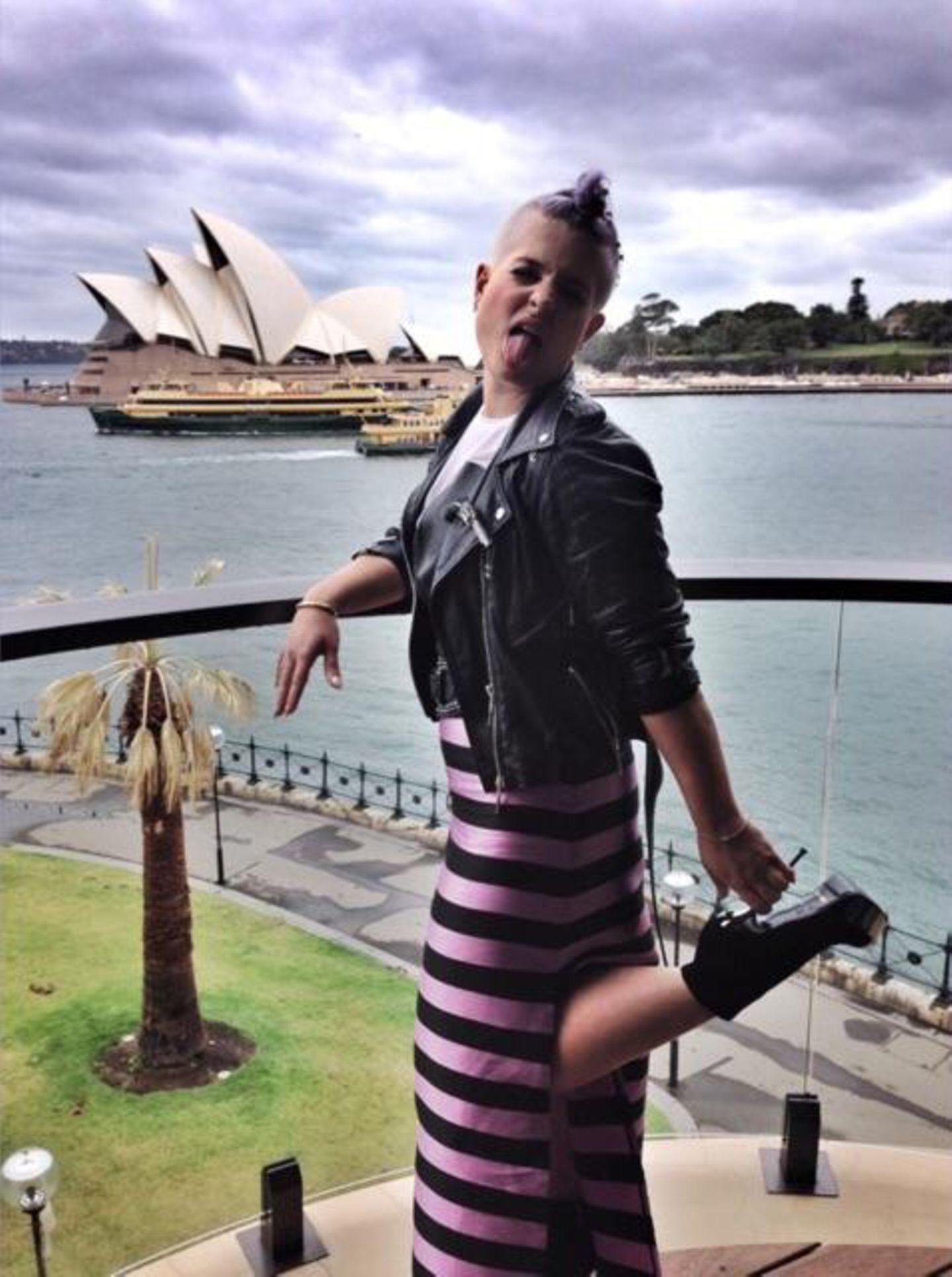 Kelly Osbourne posiert mit Zunge raus vor der Oper in Sydney und dankt ihren asutralischen Fans für den wunderbaren Aufenthalt in der Metropole.