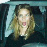 Ganz frech streckt Rosie Huntington-Whiteley ihre Zunge raus, als ein Paparazzi sie auf dem Weg zum Flughafen fotografieren will.