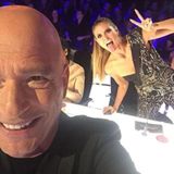 Heidi Klum feiert das großartige Finale von "America's Got Talent" - Photobomb inklusive.