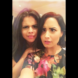 Selena Gomez und Demi Lovato konkurrieren im Grimassenschneiden. Wir finden beide sehr gut.