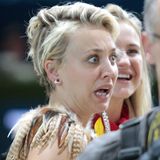 Kaley Cuoce verzieht beim Reitturnier "Longines Los Angeles Masters" das Gesicht.