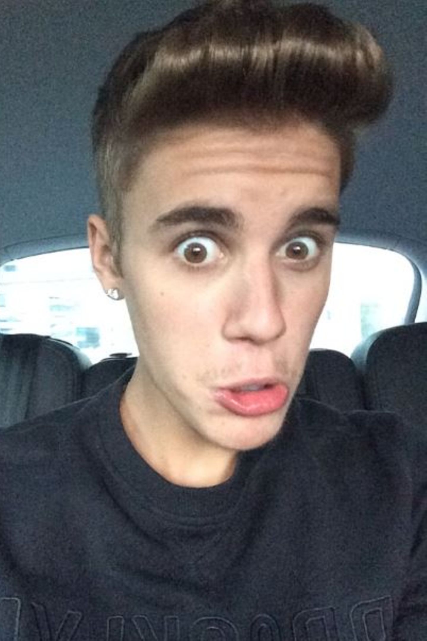 Justin Bieber teilt ein perfekten Grimassen-"Selfie" mit seinen Fans.