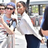 Einmal lächeln bitte! Darauf hat aber Kelly Rowland bei einem Fantreffen gar keine Lust, lieber zeigt sie ihre Zunge.