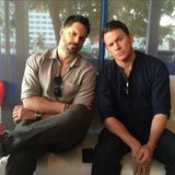 Etwas skeptisch, aber nichtsdestotrotz sehr heiß: Joe Manganiello und Channing Tatum werben für ihre neue Magic Mike DVD-Veröffentlichung auf Facebook.