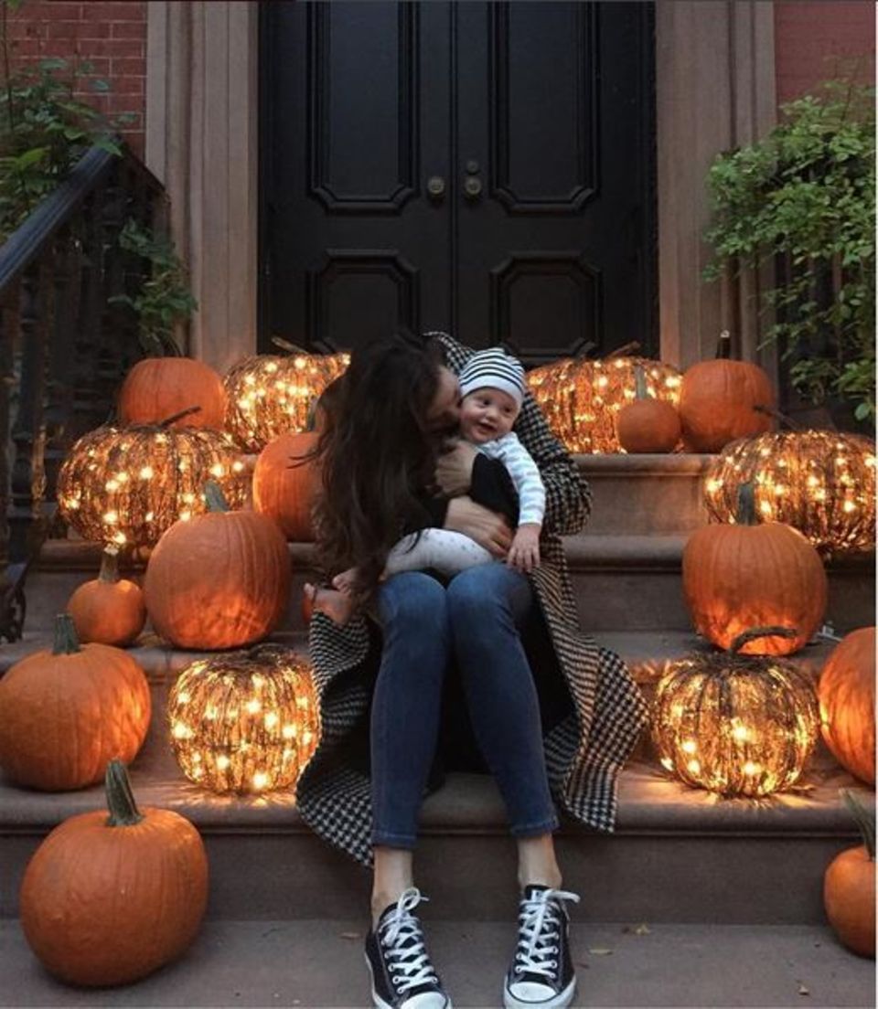 Es ist das erste Halloween für Sailor Gene. In alter Tradition dekoriert Liv Tyler ihr Haus und nimmt sich dabei Zeit, um mit ihrem Sohn zu kuscheln. Es ist das erste Halloween für Sailor Gene. In alter Tradition dekoriert Liv Tyler ihr Haus und nimmt sich dabei Zeit, um mit ihrem Sohn zu kuscheln.