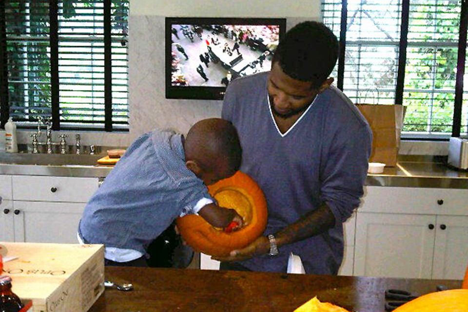 Usher und sein Sohn höhlen gemeinsam einen Riesenkürbis aus. Usher und sein Sohn höhlen gemeinsam einen Riesenkürbis aus.