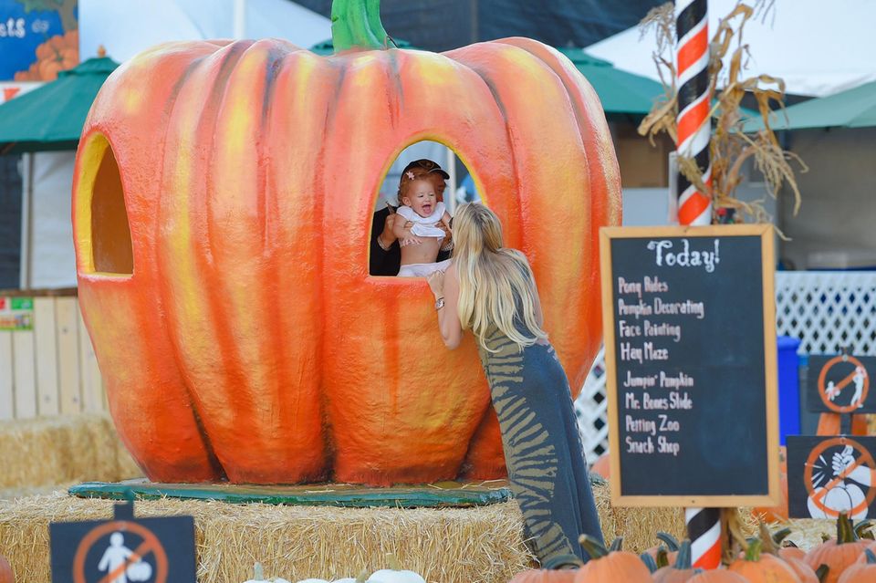 Petra Ecclestone vergnügt sich mit ihrer Familie bei "Mr. Bones Pumpkin Patch" in West Hollywood. Petra Ecclestone vergnügt sich mit ihrer Familie bei "Mr. Bones Pumpkin Patch" in West Hollywood.