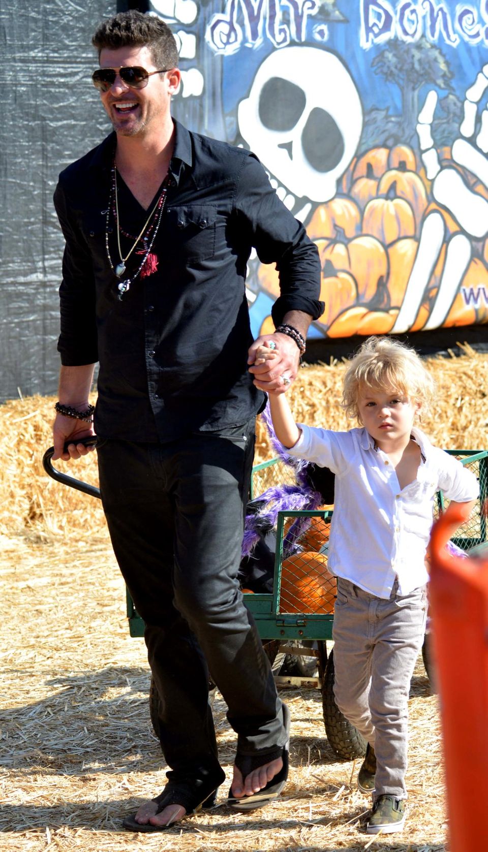 Robin Thicke und Sohn Julian haben den Wagen voll mit Kürbissen geladen. Robin Thicke und Sohn Julian haben den Wagen voll mit Kürbissen geladen.