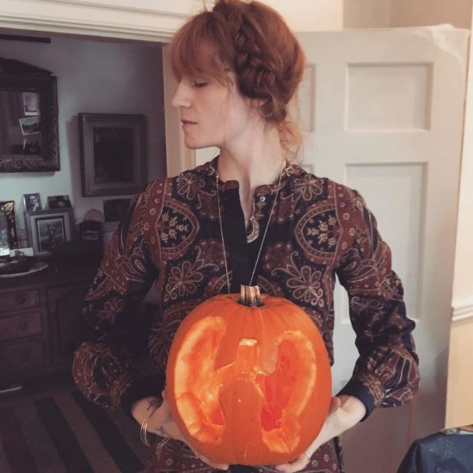 Sängerin Florence Welch macht den Halloweenkürbis auf ihre ganz eigene Art: Statt einem Gesicht, ist dort eine Lunge zu sehen. Sängerin Florence Welch macht den Halloweenkürbis auf ihre ganz eigene Art: Statt einem Gesicht, ist dort eine Lunge zu sehen.