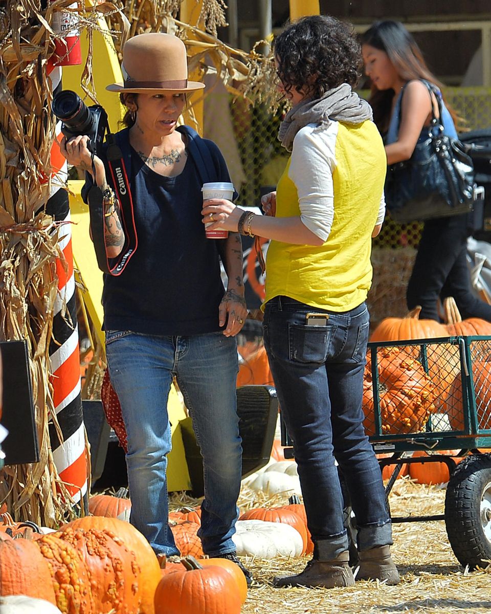 Linda Perry und Sara Gilbert stärken sich mit einem Kaffee für den Kürbiskauf. Linda Perry und Sara Gilbert stärken sich mit einem Kaffee für den Kürbiskauf.