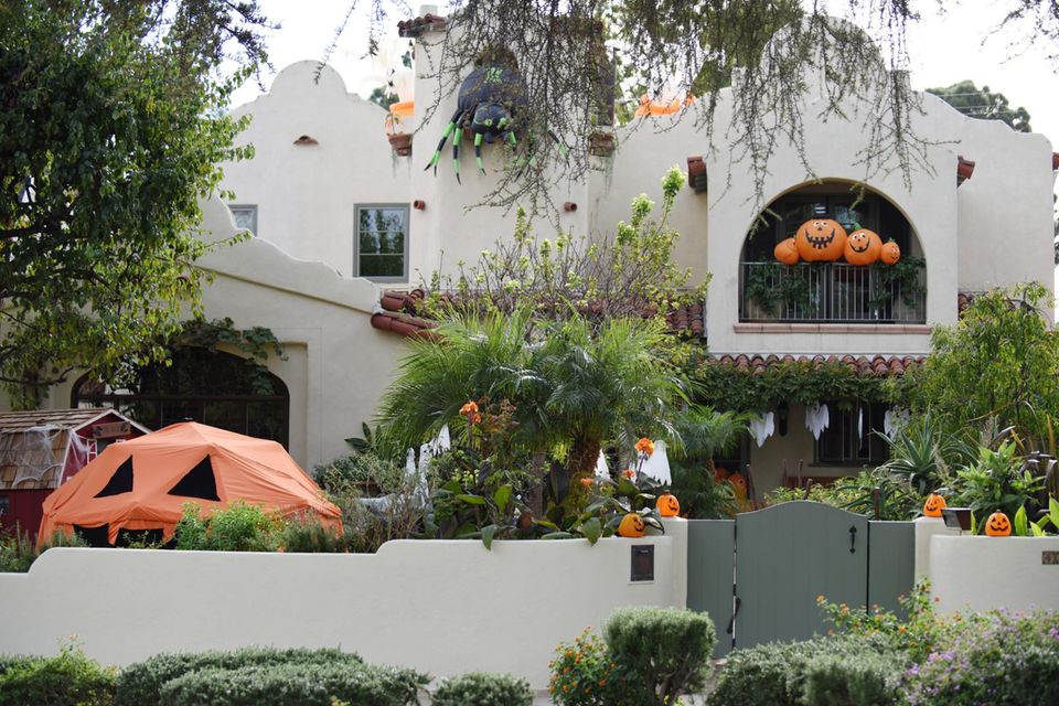 Jedes Jahr funktioniert Alyson Hannigan ihr Haus in Los Angeles zu einer Gruselvilla um. Jedes Jahr funktioniert Alyson Hannigan ihr Haus in Los Angeles zu einer Gruselvilla um.