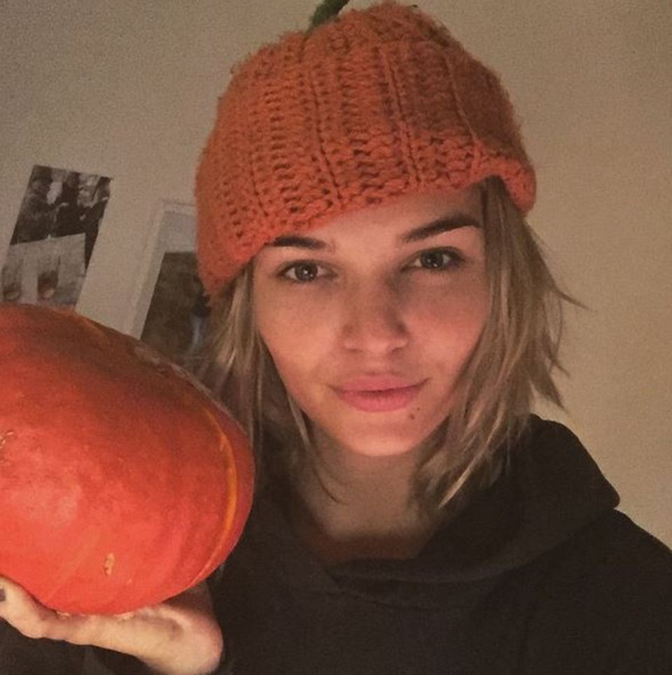 Mit Kürbismützen und Kürbis ausgestattet, läutet "GNTM"-Gewinnerin Luisa Hartema die Halloweensaison ein. Mit Kürbismützen und Kürbis ausgestattet, läutet "GNTM"-Gewinnerin Luisa Hartema die Halloweensaison ein.