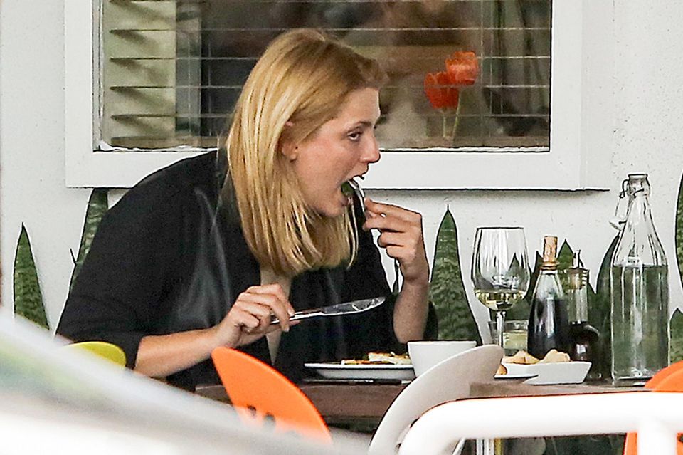 Lunchtime! Mischa Barton genießt ihr Essen. Lunchtime! Mischa Barton genießt ihr Essen.