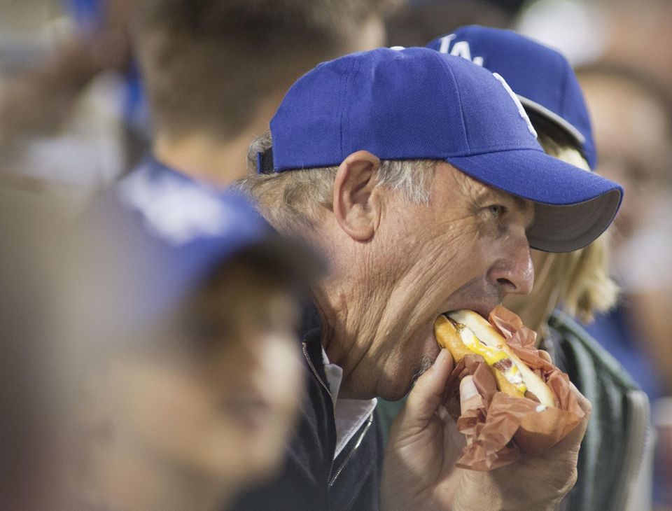 Schauspieler Kevin Costner ist großer Fan Los Angeles Dodgers: Bei so viel Action auf dem Feld kommt auch mal der große Hunger.