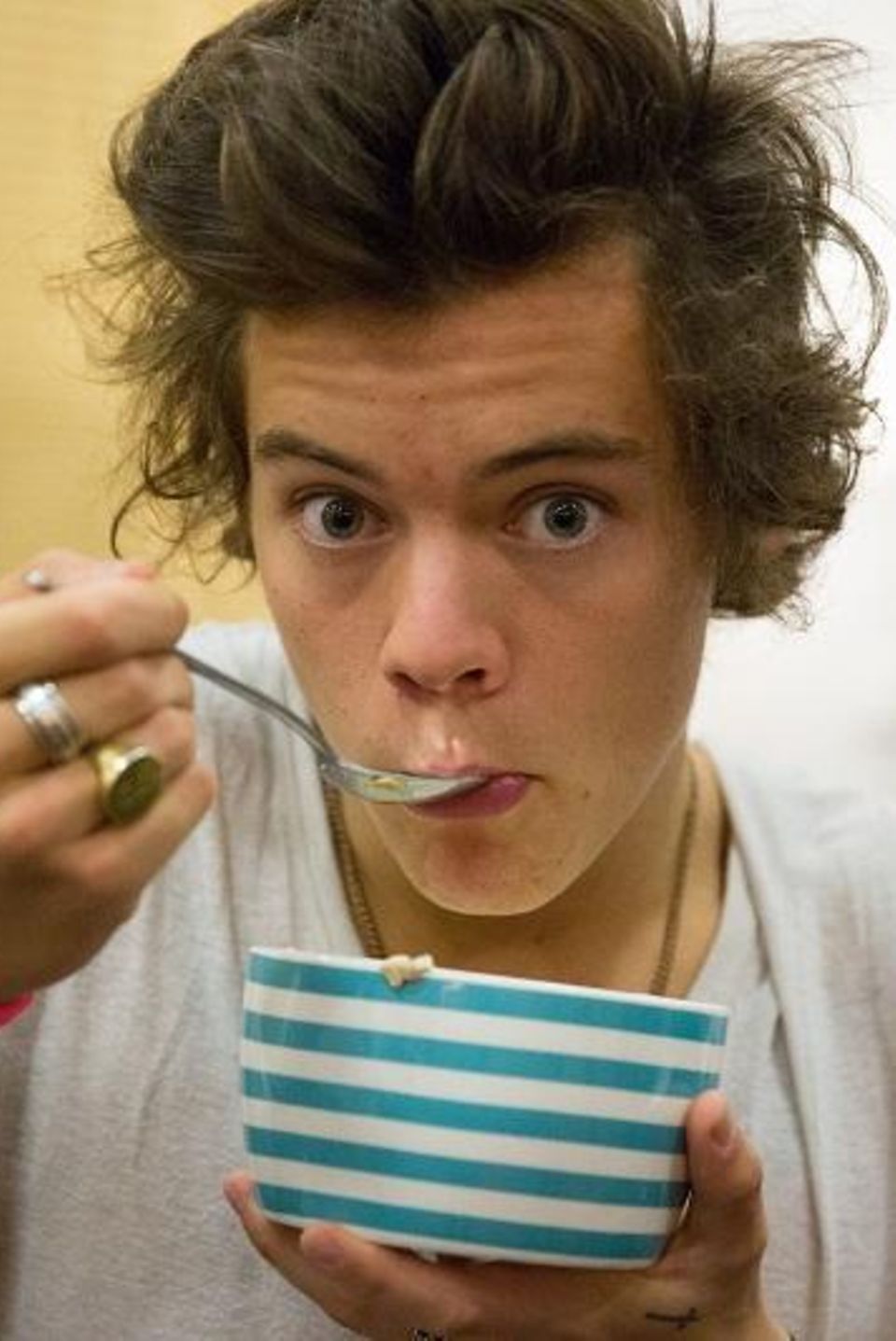 "Morning!" One Directions Sänger Harry Styles startet den Tag mit einer Schüssel Müsli. "Morning!" One Directions Sänger Harry Styles startet den Tag mit einer Schüssel Müsli.