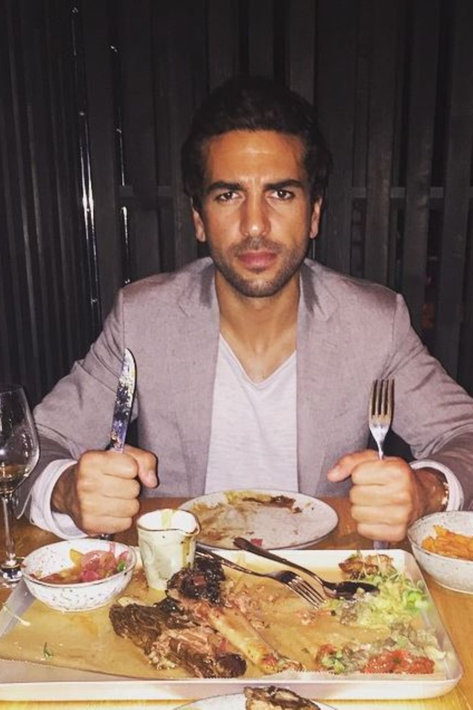 Elyas M'Barek lässt es sich in Berlin im Restaurant "Parker Bowles" schmecken und hat scheinbar schon eine Menge Fleisch verdrückt.